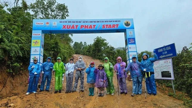 Người mới tham gia trekking có thể tham gia các nhóm tìm đồng đội trên mạng xã hội. Tuy nhiên, trước khi bắt đầu chuyến đi cần tìm hiểu kỹ thông tin người đồng hành và tham khảo ý kiến người quen.