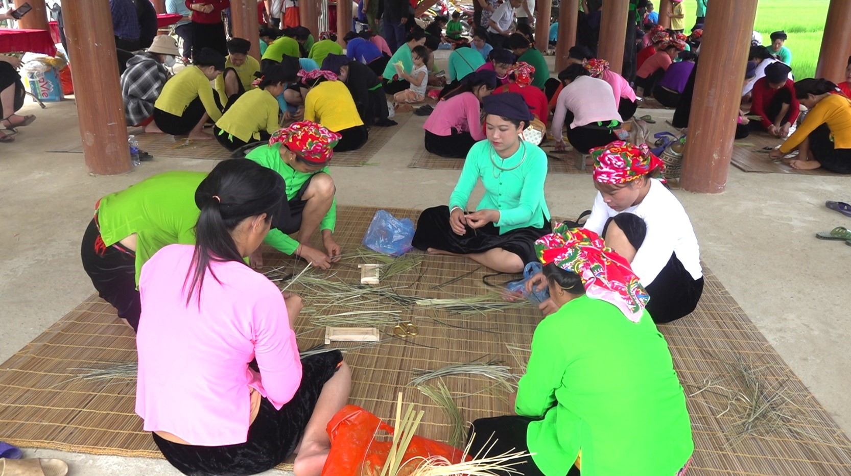 Các đội thi trình diễn tay nghề đan lát. cac-doi-thi-trinh-dien-tay-nghe-dan-lat.jpg