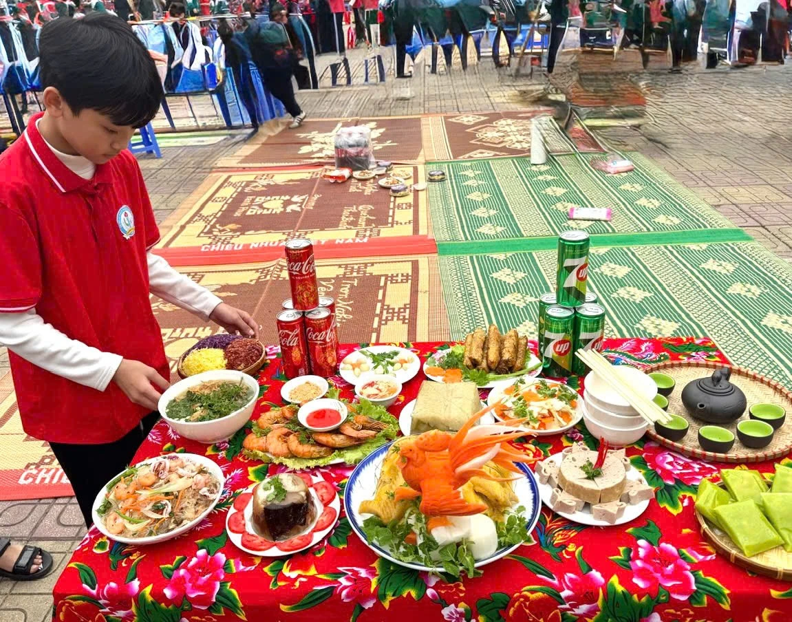 anh-8-mam-com-ngay-tet-duoc-bay-bien-dep-mat-day-du-cac-mon-an-truyen-thong.jpg
