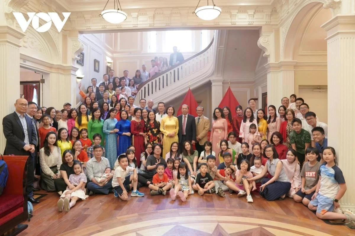 Tập thể các cán bộ Đại sứ quán, các cơ quan bên cạnh và đại diện cộng đồng tại khu vực thủ đô Washington.