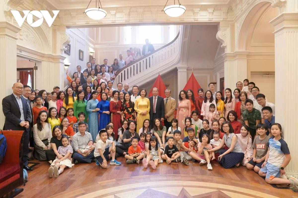 Tập thể các cán bộ Đại sứ quán, các cơ quan bên cạnh và đại diện cộng đồng tại khu vực thủ đô Washington.