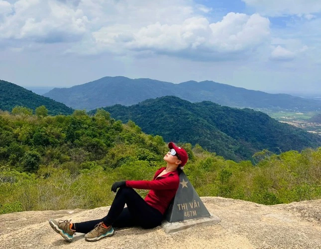 Với nhiều người trẻ, một chuyến leo núi không chỉ là thử thách thể lực mà còn là liệu pháp tinh thần.