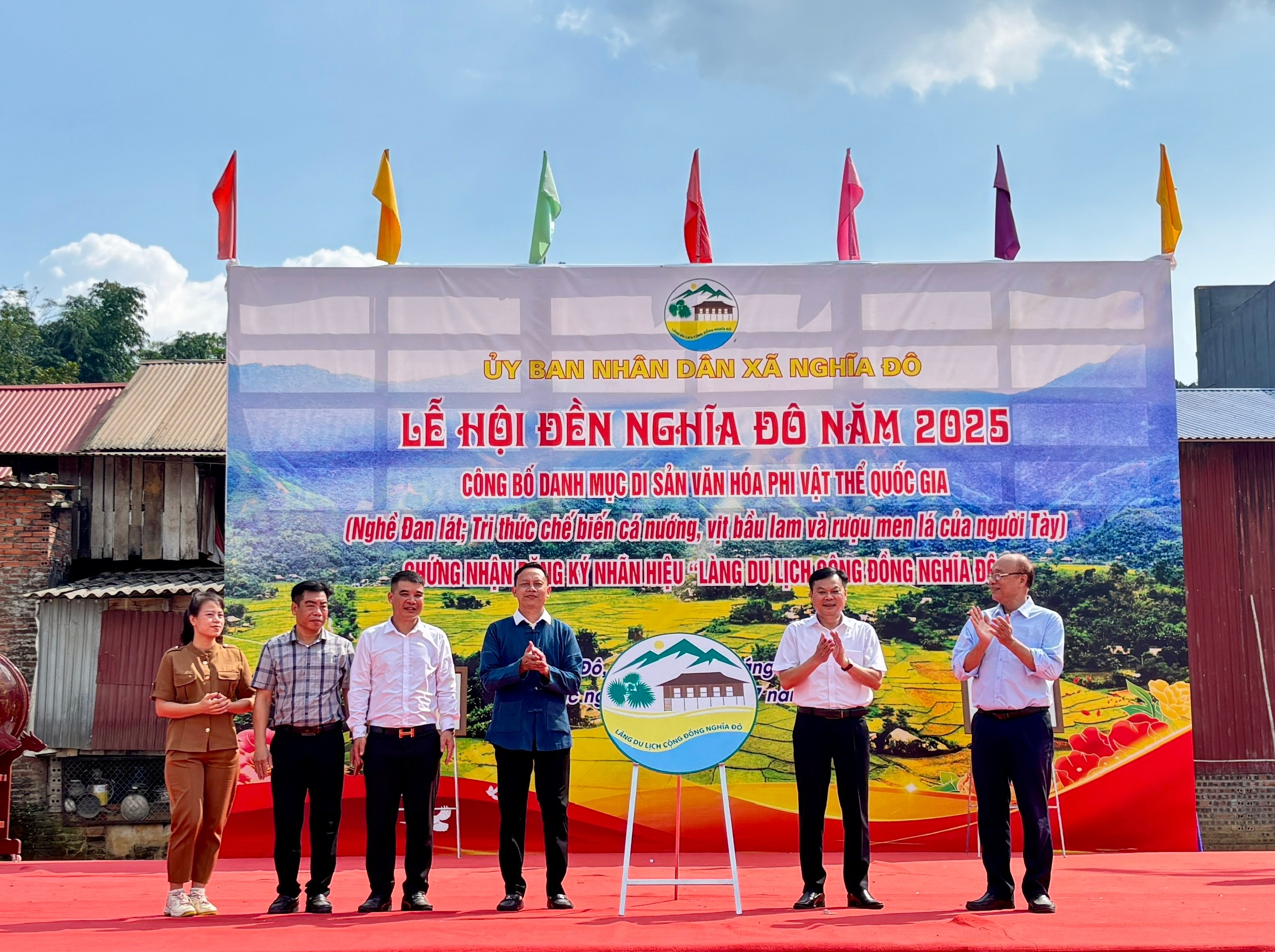 Trao Quyết định của Bộ Khoa học và Công nghệ chứng nhận đăng ký nhãn hiệu "Làng du lịch cộng đồng Nghĩa Đô. trao-quyet-dinh-cua-bo-khoa-hoc-va-cong-nghe-chung-nhan-dang-ky-nhan-hieu-lang-du-lich-cong-dong-nghia-do.jpg