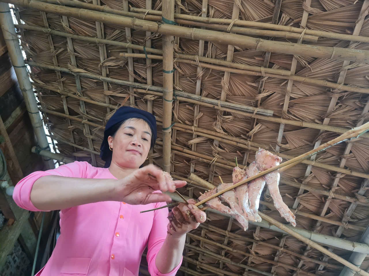 Người Tày Nghĩa Đô xiên cá trước khi nướng. z6898238173996-69c35a881b63a212ab0da38deda26b47.jpg