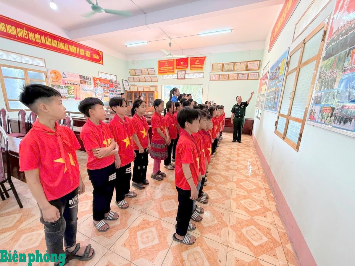 Thông qua “Tiết học biên cương”, các em học sinh thêm hiểu hơn về truyền thống vẻ vang của lực lượng Bộ đội Biên phòng.