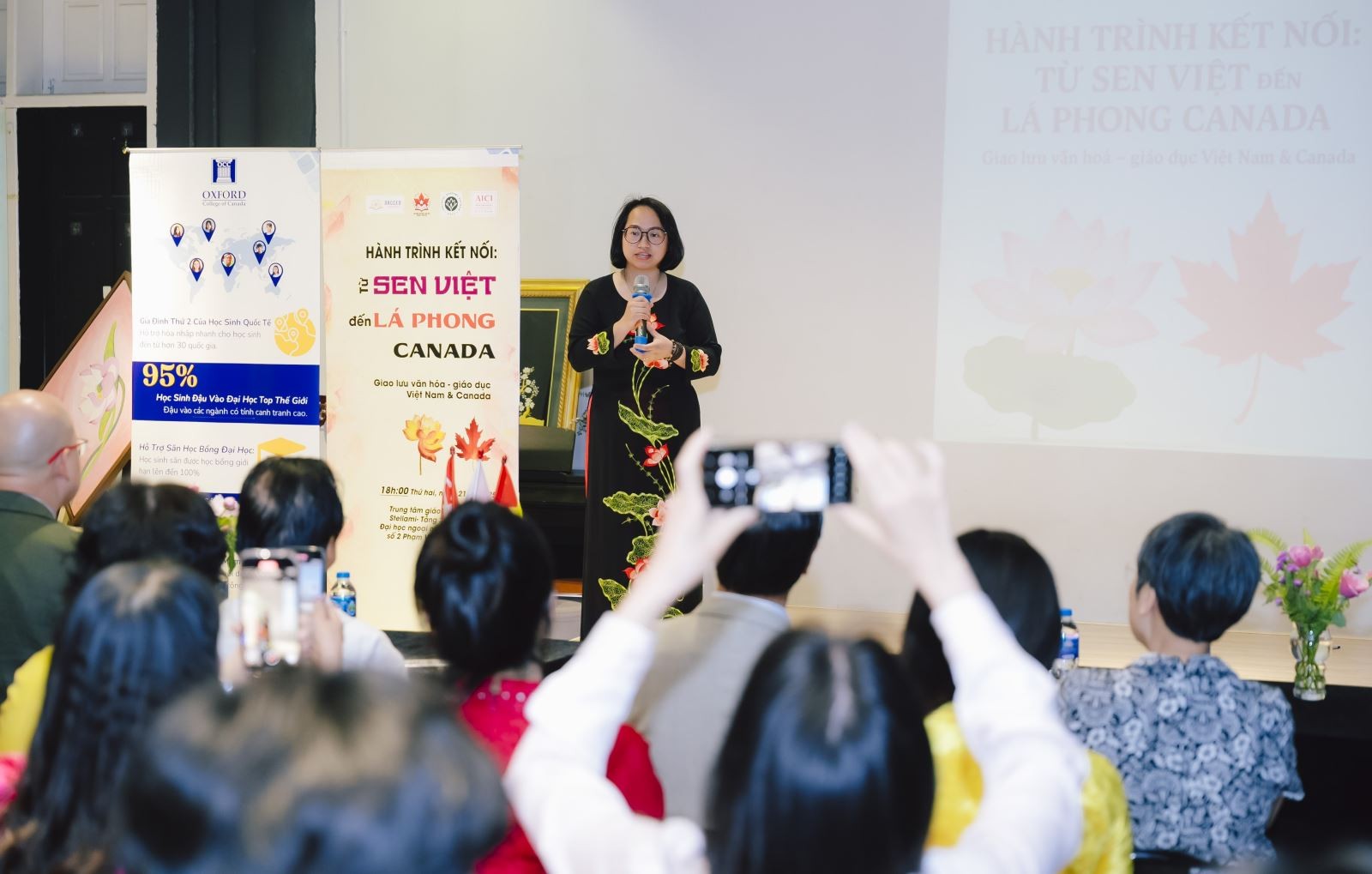 Bà Phan Thị Quỳnh Trang, Giám đốc sáng lập CVCEC phát biểu tại Hội thảo Hành trình kết nối: Từ Sen Việt tới Lá Phong Canada. Bà Phan Thị Quỳnh Trang, Giám đốc sáng lập CVCEC phát biểu tại Hội thảo Hành trình kết nối: Từ Sen Việt tới Lá Phong Canada.