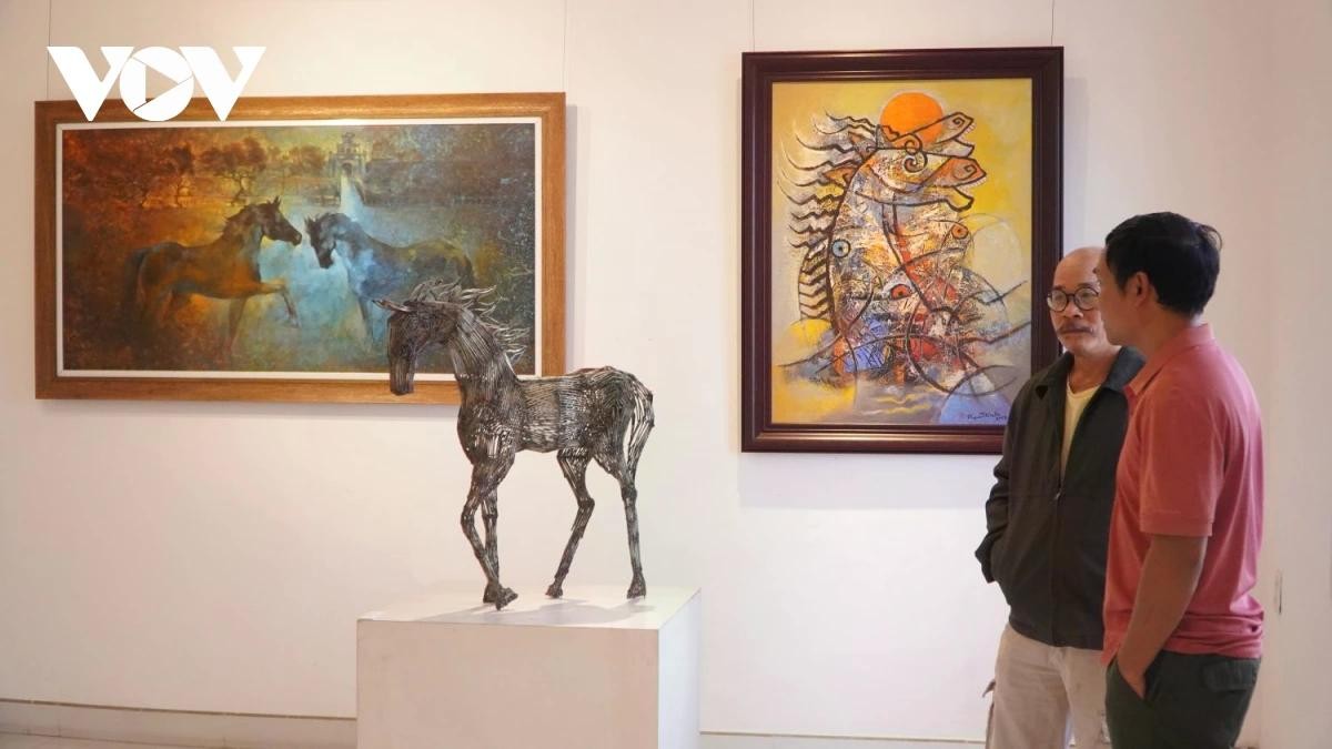 Khách xem tại triển lãm.