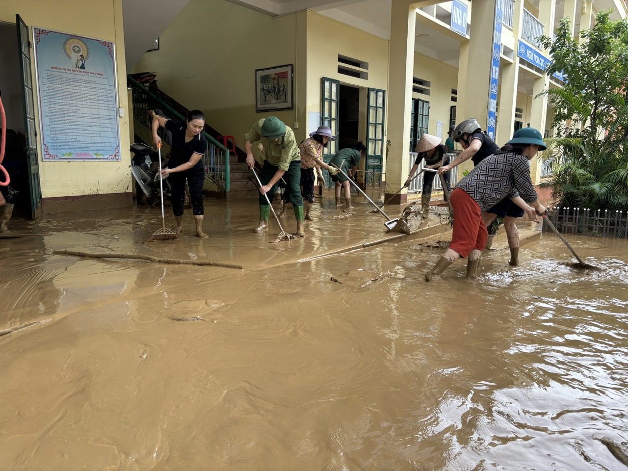 Cán bộ Phòng Giáo dục & Đào tạo huyện Bảo Yên và giáo viên Trường THCS số 1 Phố Ràng dọn bùn đất sau lũ. Trường THCS số 1 Phố Ràng khắc phục hậu quả thiên tai.jpg