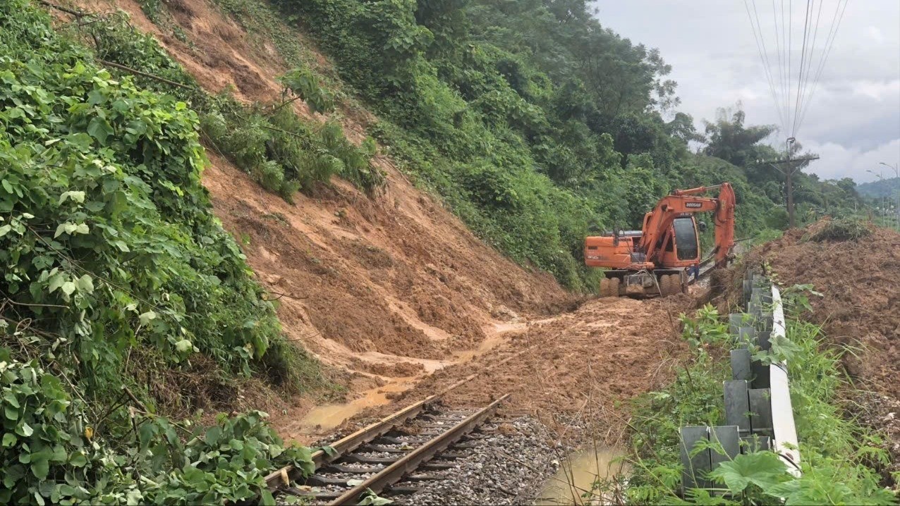 Hàng vạn mét khối đất đã vùi lấp nhiều vị trí trên tuyến đường sắt. ds1.jpg