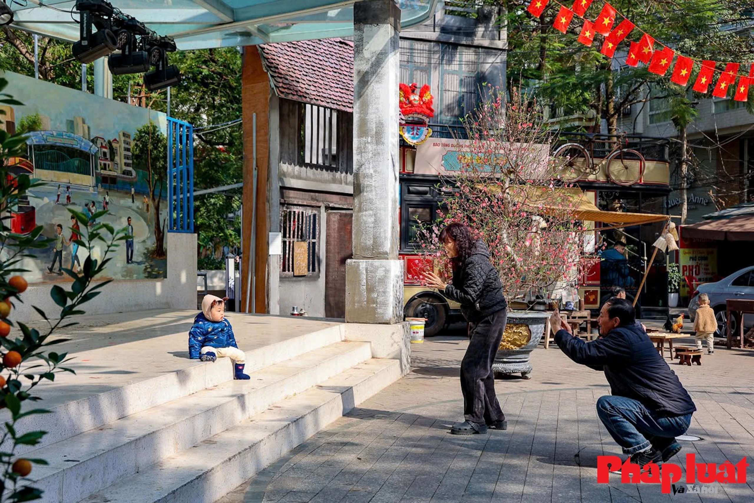 Người dân diện trang phục đẹp đến đây chụp ảnh. Đặc biệt, nằm trên cung đường nhiều khách du lịch, đêm hội cũng thu hút sự quan tâm của du khách nước ngoài.