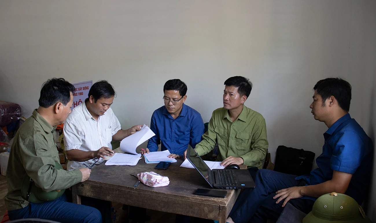 Đồng Chí Hoàng Quốc Khánh, Phó chủ tịch UBND tỉnh Lào Cai hội ý, chỉ đạo hướng tìm kiếm nạn nhân mất tích..jpg