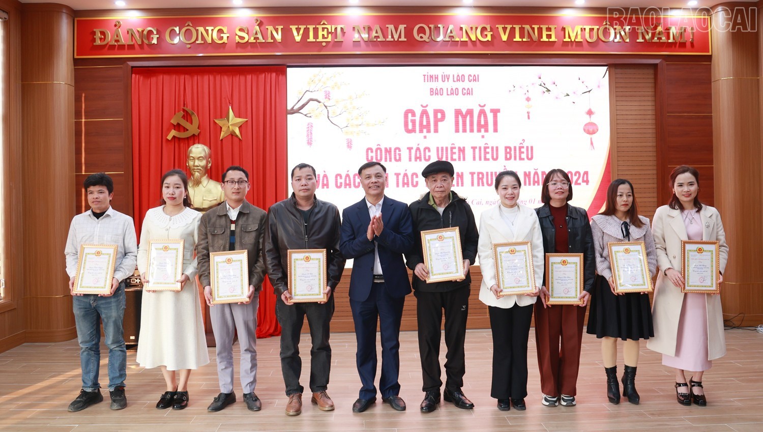 Hằng năm, Báo Lào Cai đều tổ chức gặp mặt, vinh danh các cộng tác viên tiêu biểu. 0b0a7485.jpg