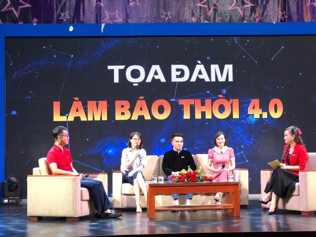 Trao đổi nghiệp vụ làm báo giữa phóng viên Báo Lào Cai và cộng tác viên. z6724154409631-d881e0876fcdf714222667e592f5ad56.jpg