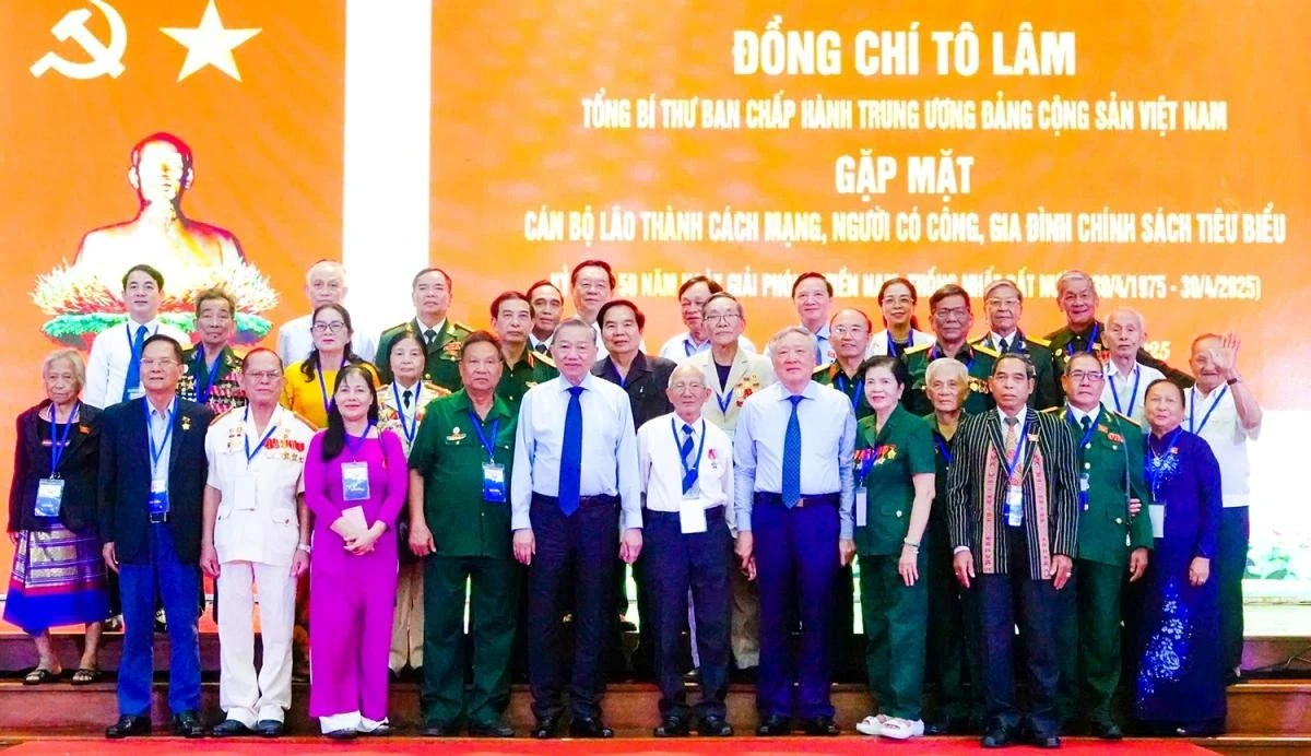 Tổng Bí thư Tô Lâm chụp ảnh lưu niệm với các đại biểu trong buổi gặp mặt