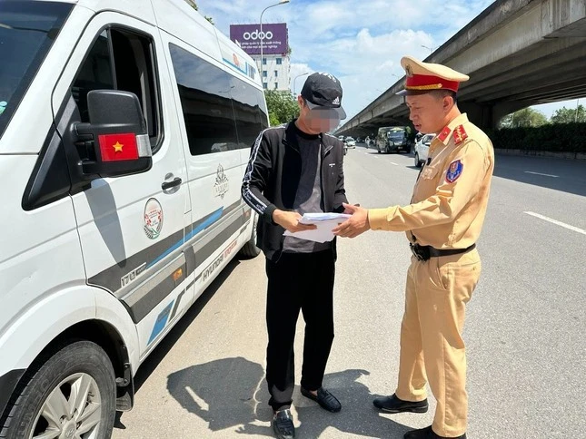 Tổ công tác CSGT làm việc với tài xế xe khách.