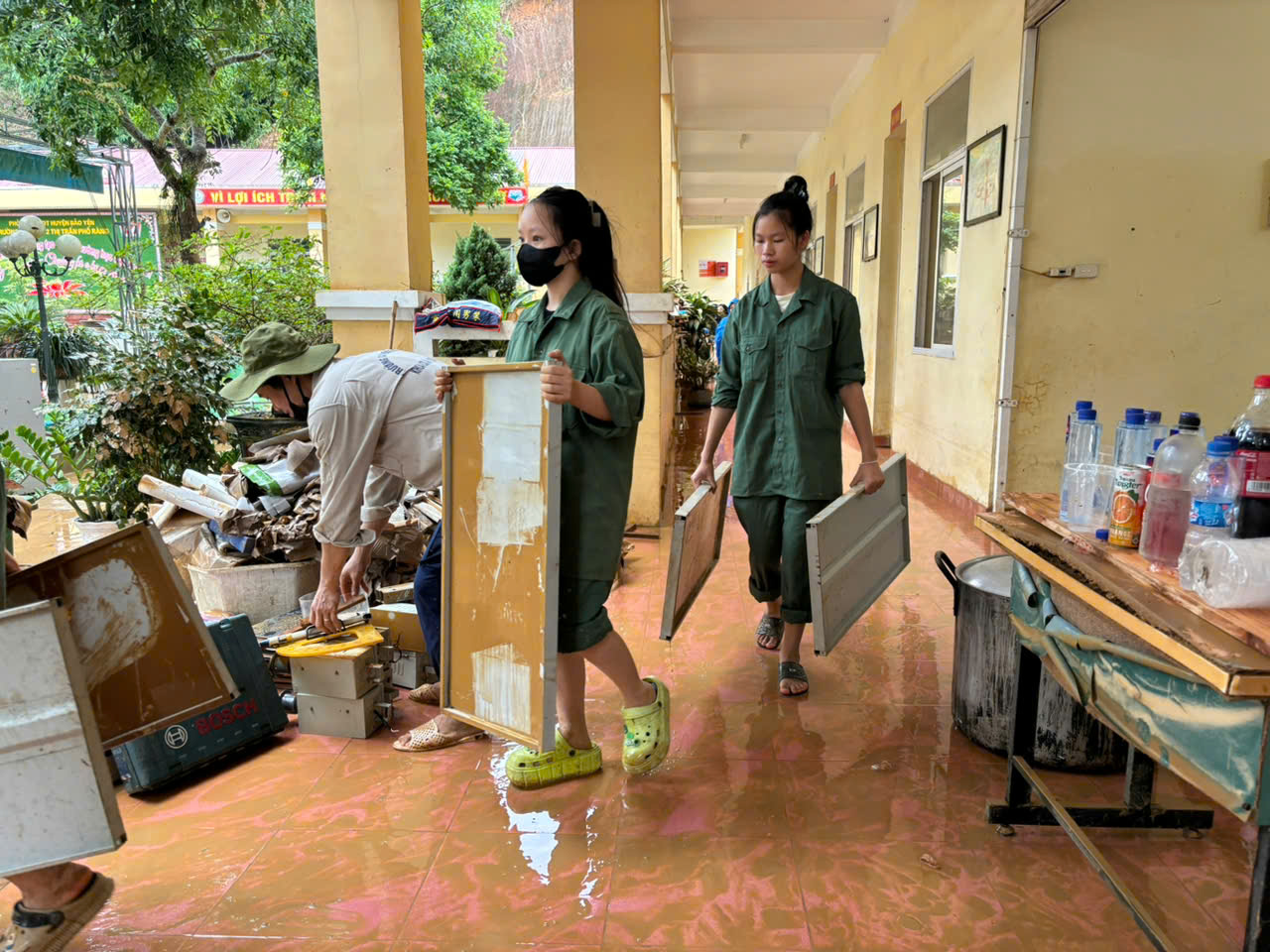 Trường Cao đẳng Lào Cai hỗ trợ các trường học khắc phục hậu quả sau lũ. Lực lượng hỗ trợ khắc phục.jpg