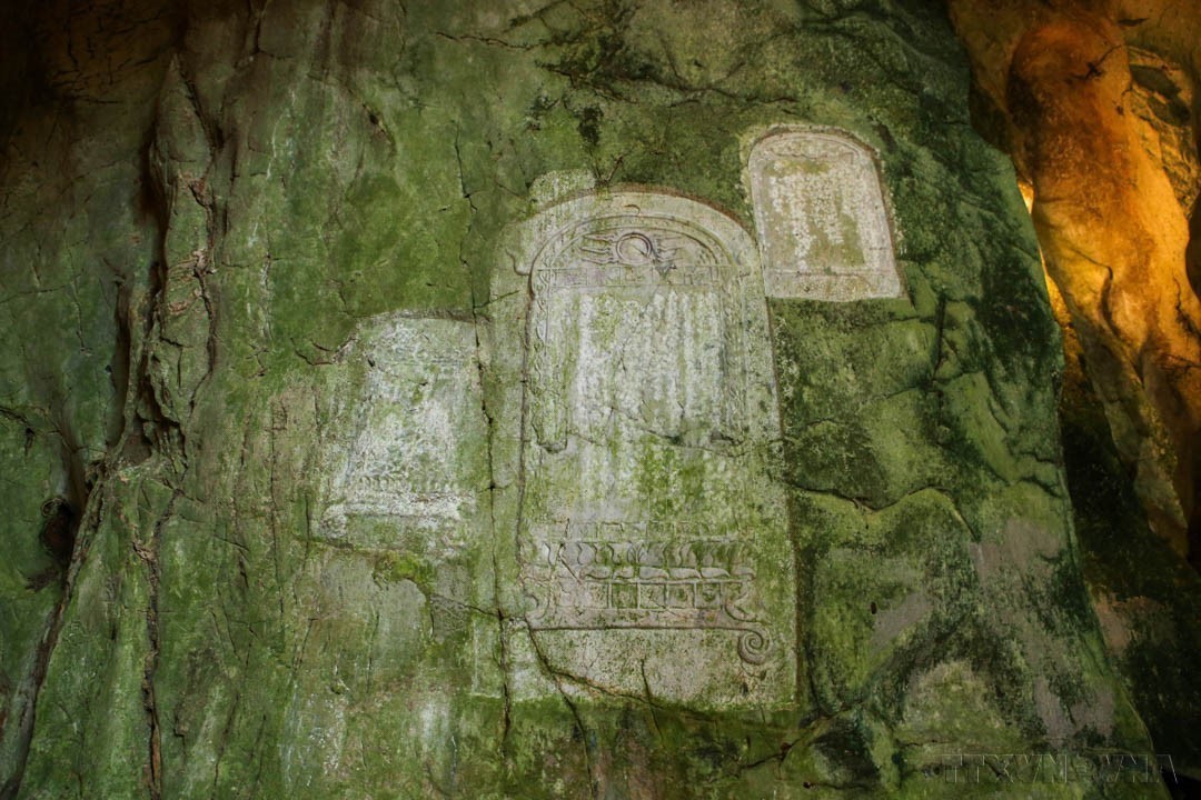 Ma nhai là hệ thống gồm 78 văn bản bằng chữ Hán và chữ Nôm (Hán Nôm), được khắc trên vách đá và hang động của danh thắng Ngũ Hành Sơn ở thành phố Đà Nẵng, được UNESCO công nhận là Di sản tư liệu thuộc chương trình Ký ức Thế giới Khu vực châu Á - Thái Bình Dương năm 2023.