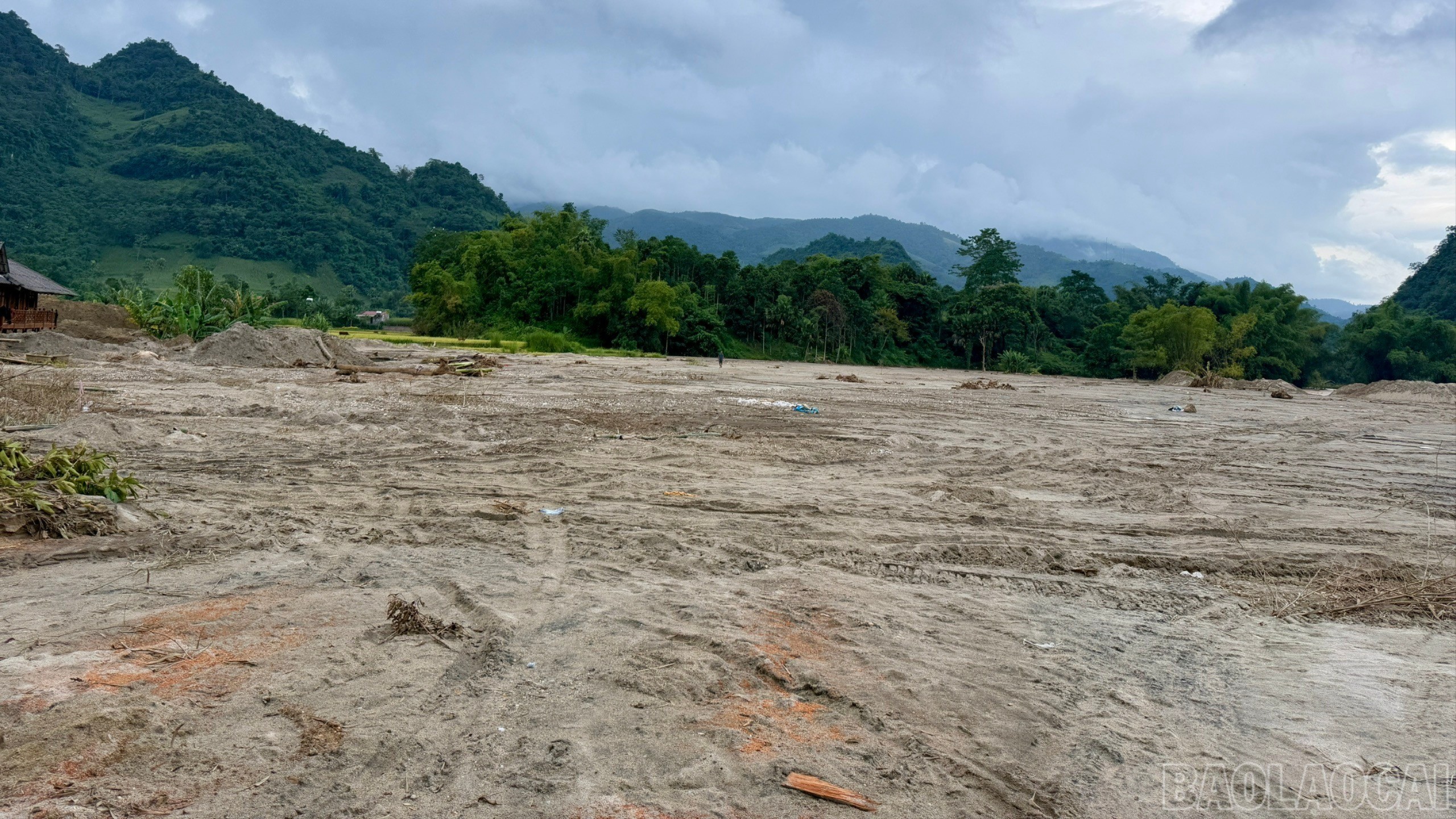 Cánh đồng Làng Chút bị vùi lấp dưới cát, sỏi. br-z7162985419860-d1ffa7013d97fe28c39e23025d2f2fa1.jpg