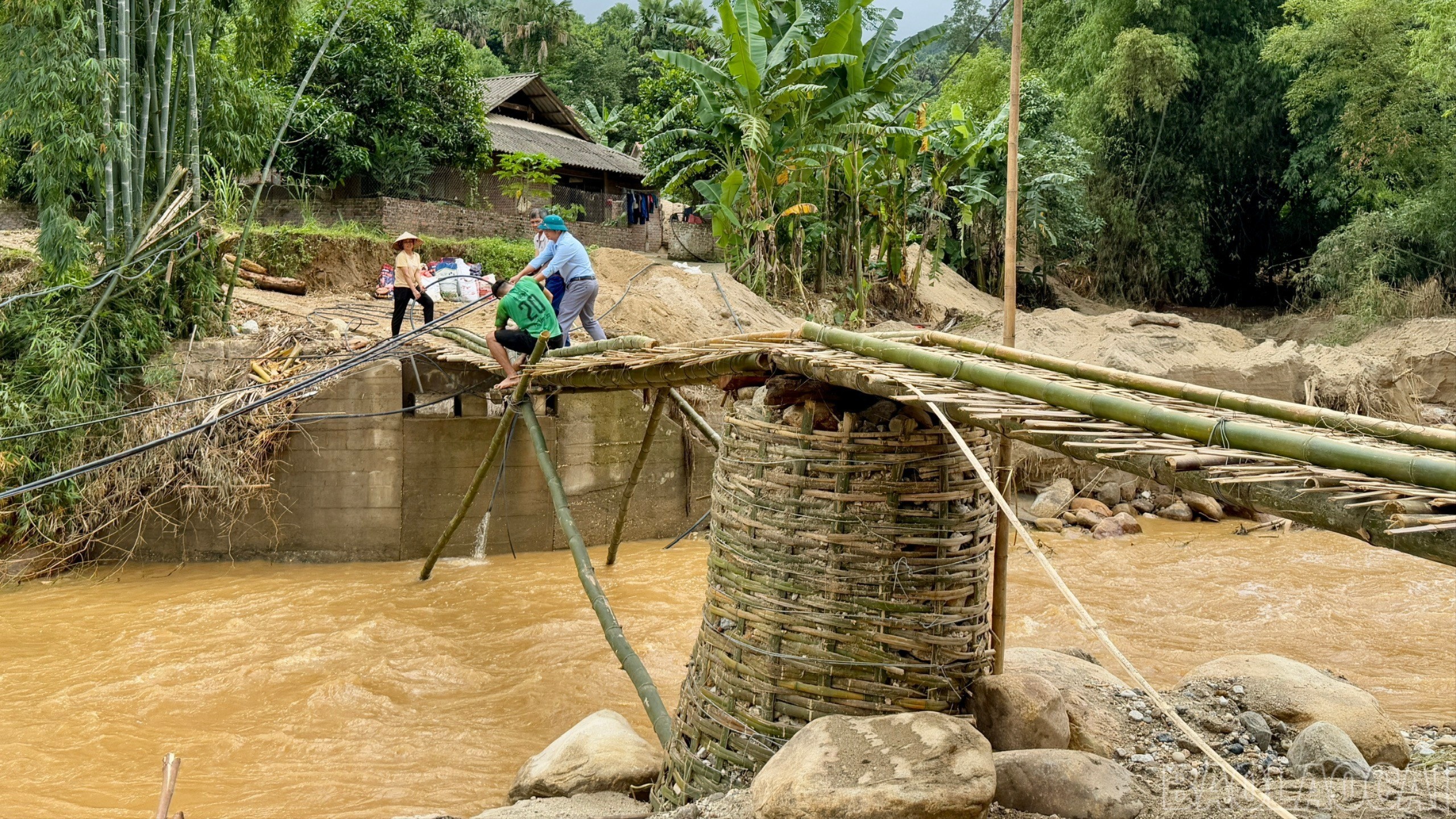 Chung tay làm cầu tạm qua suối. br-z7162980461188-01d66539f5640b1bd38008a74bd0ab45.jpg