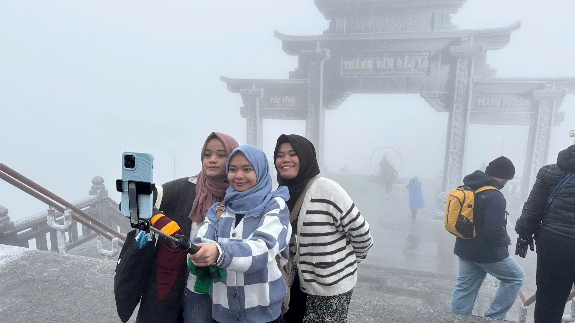 Du khách "săn tuyết" tại Sa Pa trong kỳ nghỉ Tết Ất Tỵ.