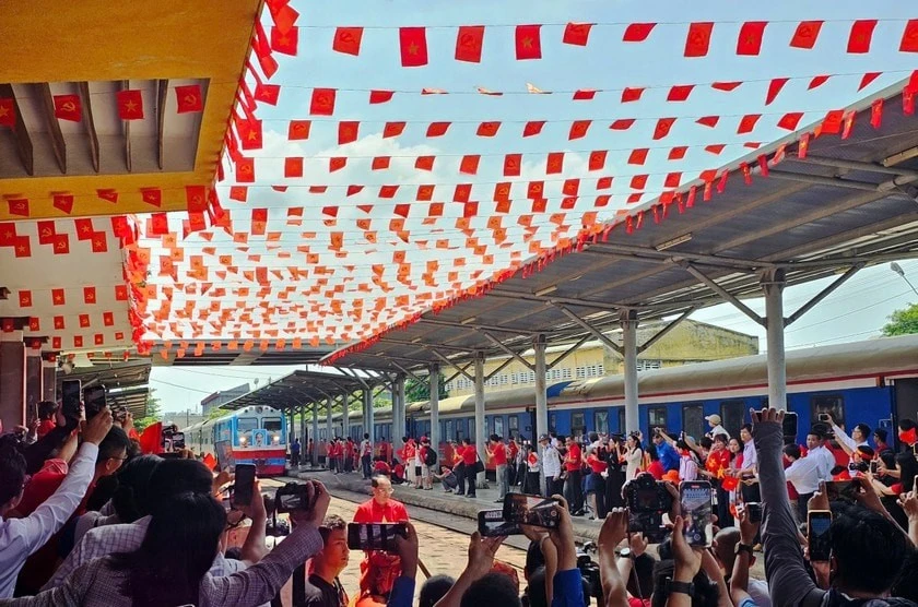Tổng công ty Đường sắt Việt Nam tổ chức chạy đôi tàu mang tên “Đoàn tàu Thống nhất” với chủ đề “Đường sắt Thống nhất - Non sông liền một dải”.
