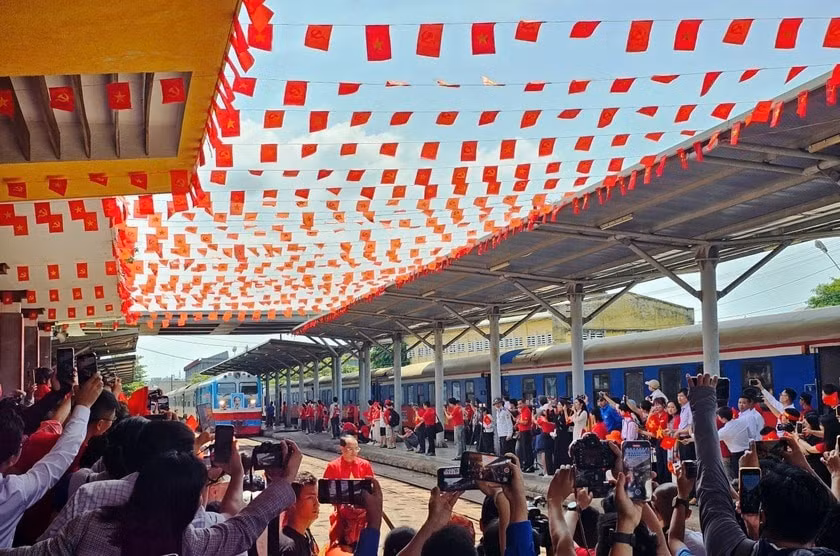 Tổng công ty Đường sắt Việt Nam tổ chức chạy đôi tàu mang tên “Đoàn tàu Thống nhất” với chủ đề “Đường sắt Thống nhất - Non sông liền một dải”.
