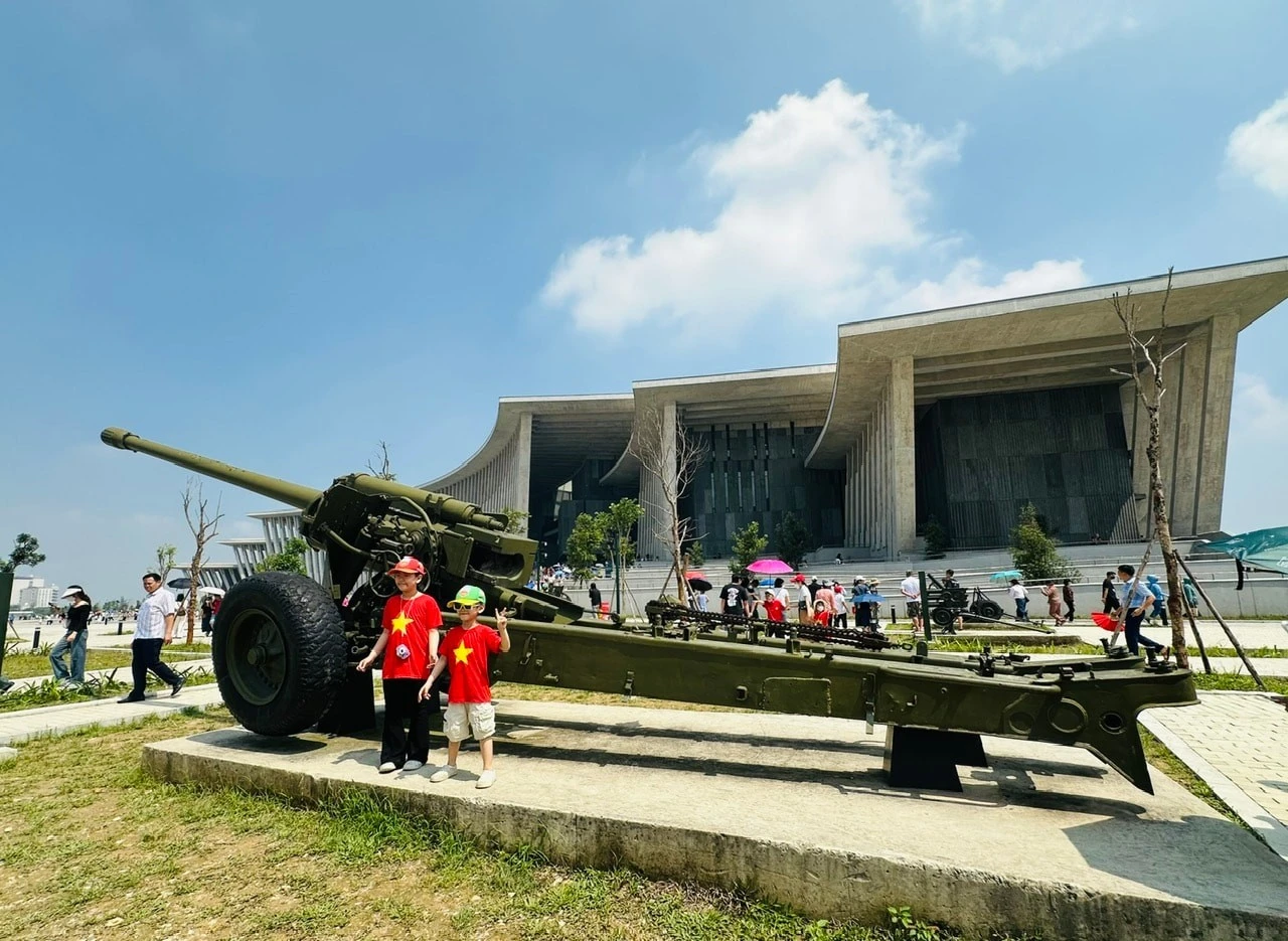 Du khách tham quan Bảo tàng Lịch sử Quân sự Việt Nam vào sáng ngày 2-5 vẫn rất đông. Ảnh: Hoàng Lân