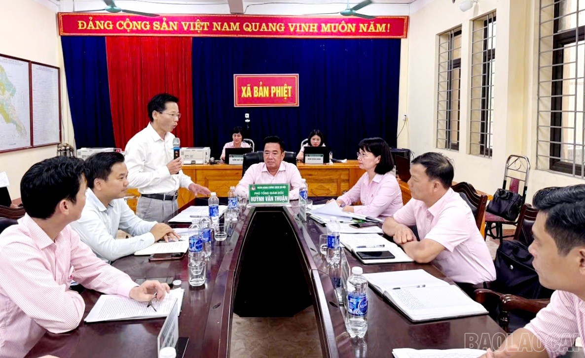 Chủ tịch UBND xã Bản Phiệt báo cáo kết quả thực hiện hoạt động vay vốn tín dụng chính sách tại địa bàn. Ảnh: Nguyễn Thu baolaocai-br_1000054322.jpg