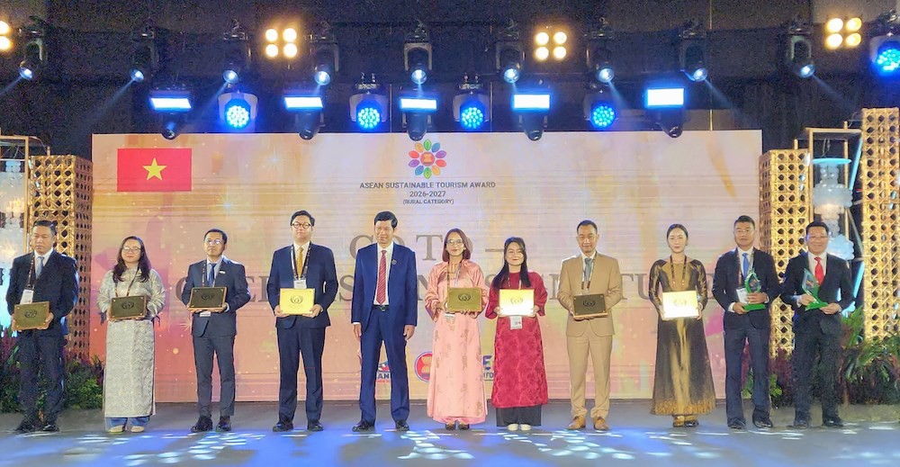 Thứ trưởng Bộ VHTTDL Hồ An Phong cùng các đại diện doanh nghiệp Việt Nam tại lễ trao chứng nhận các hạng mục giải thưởng quan trọng trong khuôn khổ Diễn đàn Du lịch Đông Nam Á