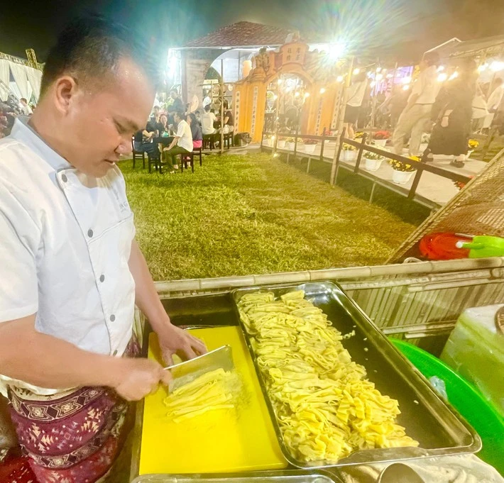 Bánh phở có màu vàng đẹp mắt, khi hấp chín để nguội được đem thái sợi khéo léo sao cho bánh không nát, sợi không đứt gãy.