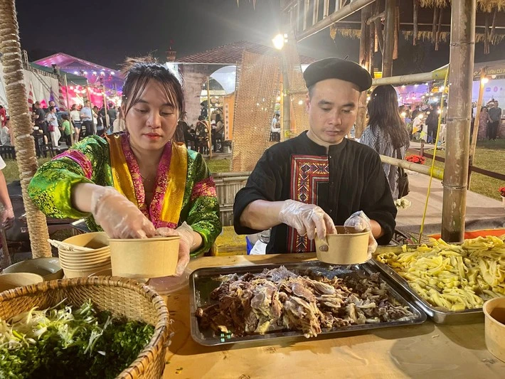 Anh Vương Đức Bằng (phải) giới thiệu món phở ngô tại Festival Phở 2025.