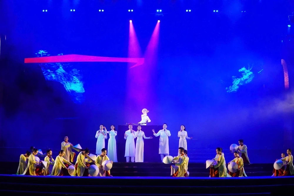 Chương trình với nhiều tiết mục biểu diễn đặc sắc.