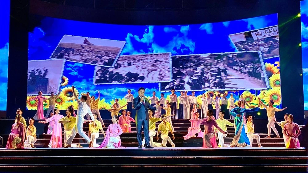 Chương trình nghệ thuật đặc biệt "Việt Nam khát vọng hùng cường" ôn lại những trang sử vẻ vang của dân tộc.