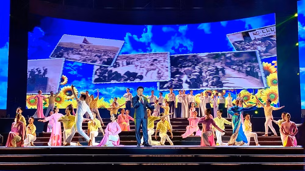 Chương trình nghệ thuật đặc biệt "Việt Nam khát vọng hùng cường" ôn lại những trang sử vẻ vang của dân tộc.