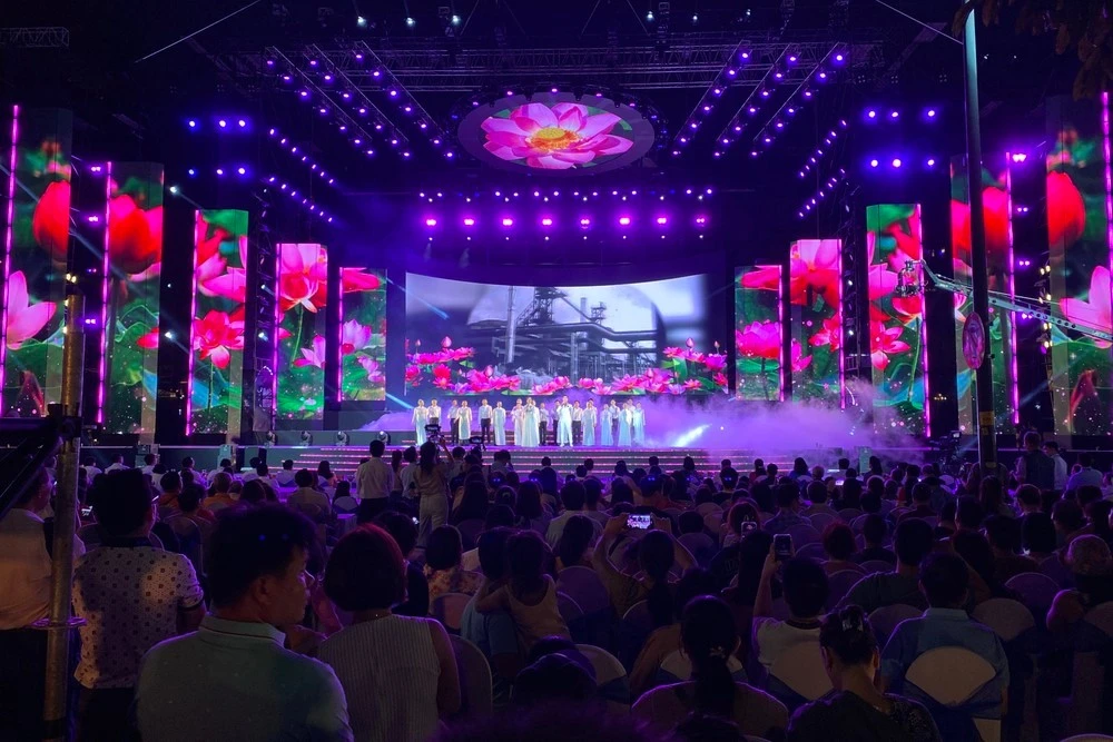 Người dân đến xem chương trình nghệ thuật đặc biệt “Việt Nam khát vọng hùng cường” tại Nhà hát Thành phố Hồ Chí Minh (Quận 1).