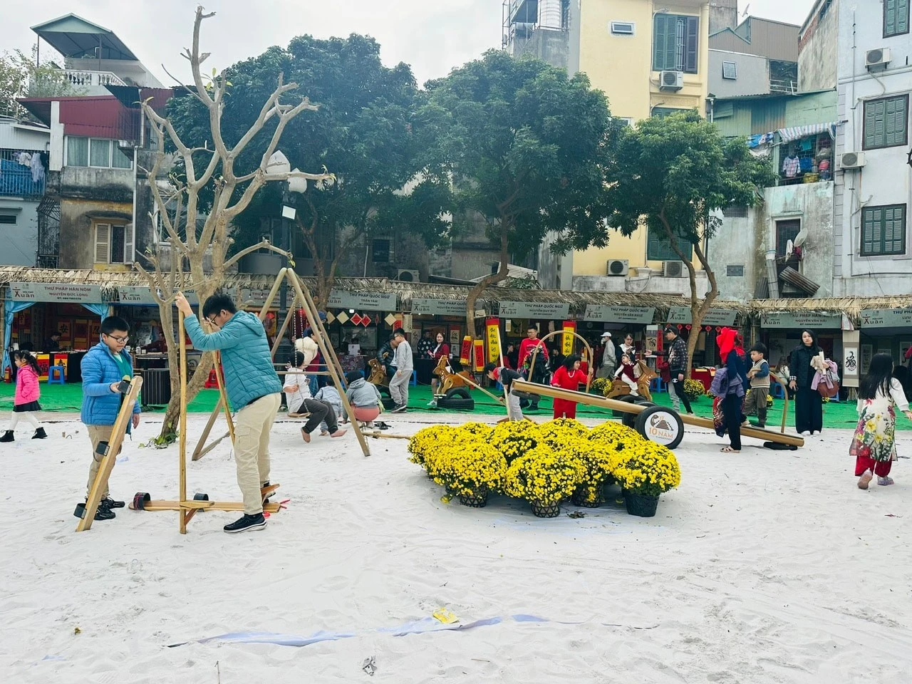 Du khách vui chơi tại hồ Văn - Di tích Văn Miếu Quốc Tử Giám.