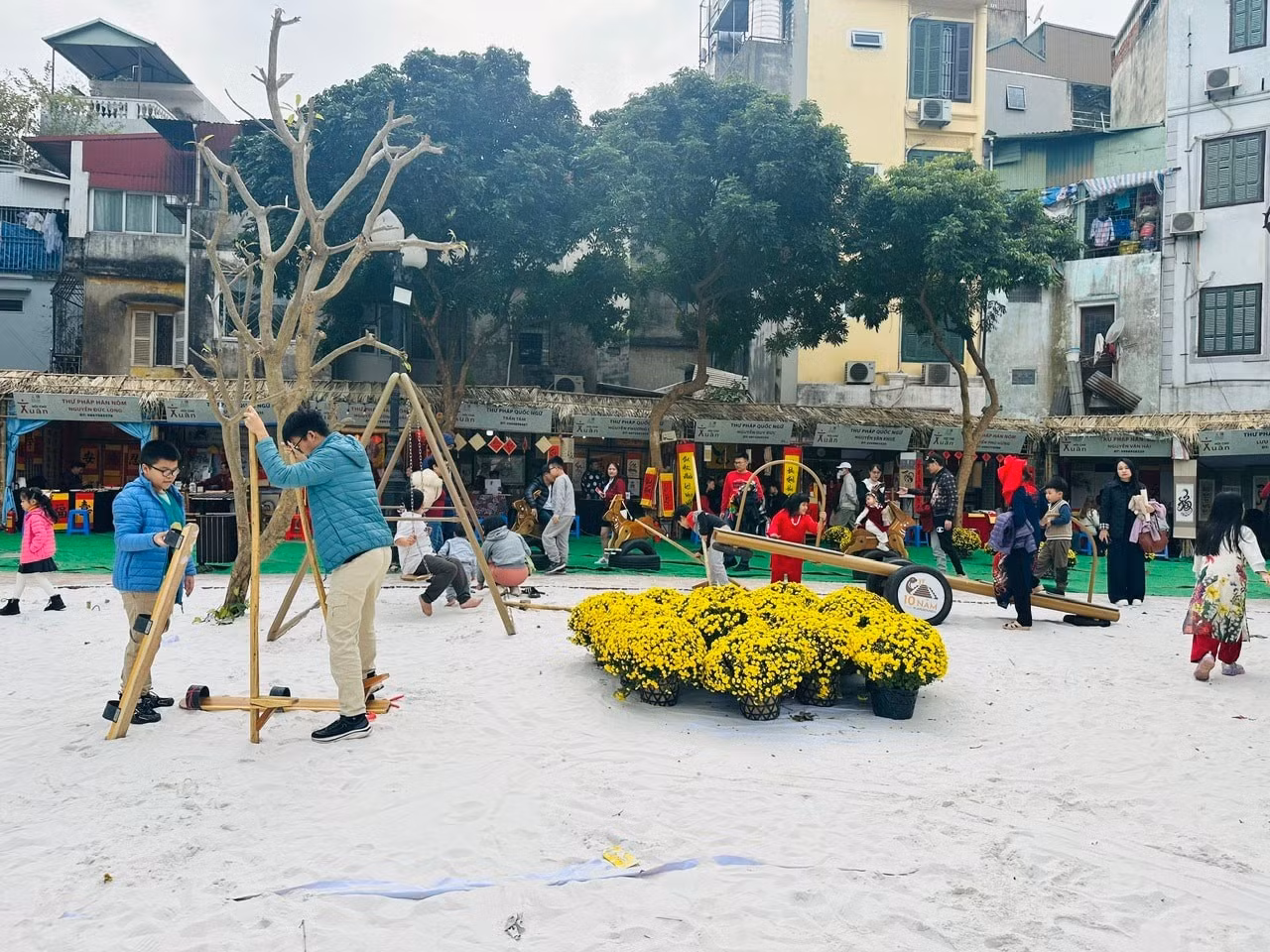 Du khách vui chơi tại hồ Văn - Di tích Văn Miếu Quốc Tử Giám.