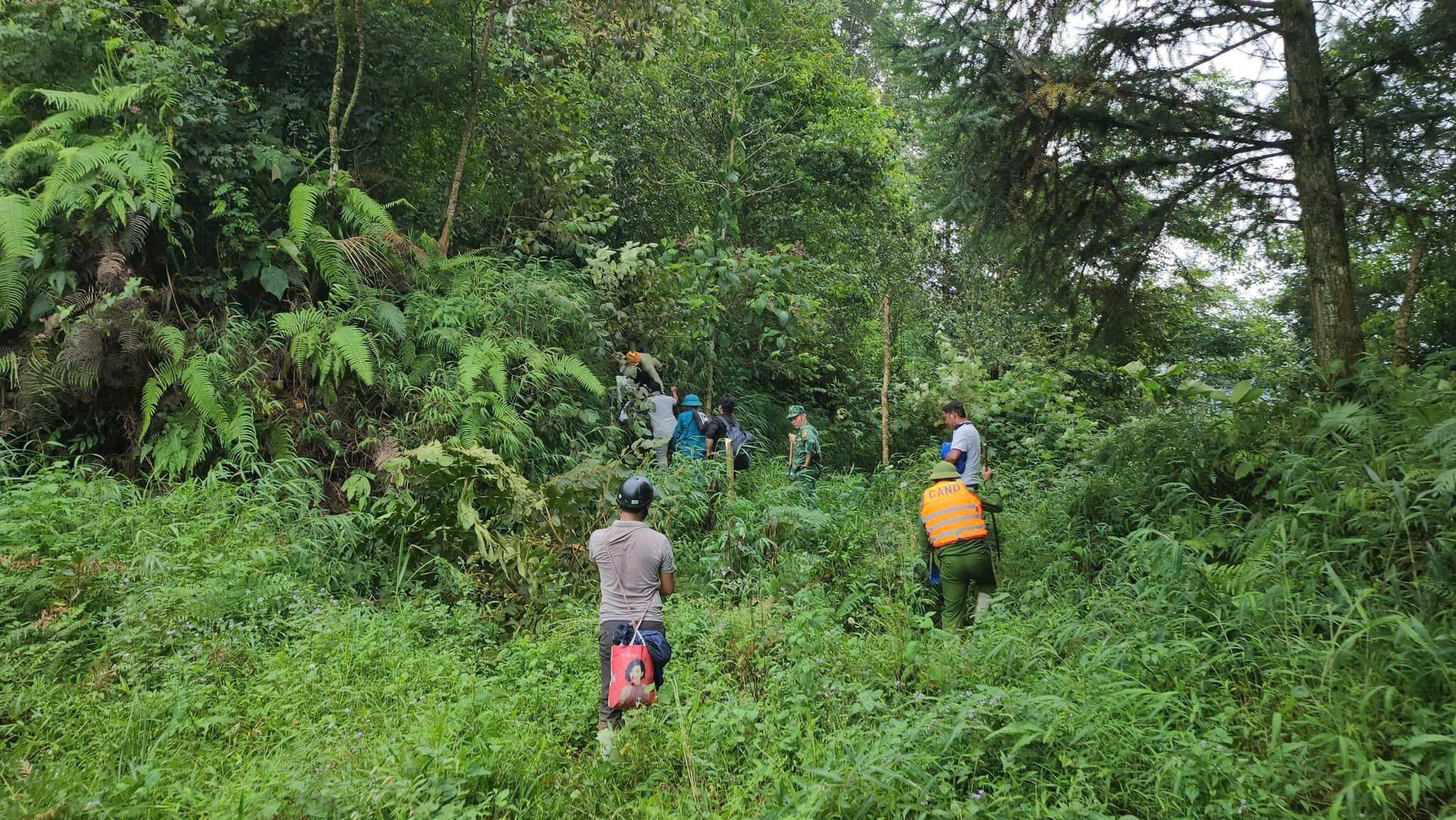 Công an huyện Bát Xát cùng chính quyền cắt rừng vận chuyển đồ ăn cho người dân vùng bị cô lập.jpg