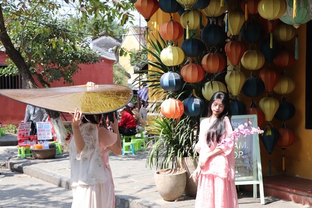 Du khách lưu lại những khoảnh khắc đẹp trên đường Trần Phú, con đường lọt top đẹp nhất thế giới Du khách lưu lại những khoảnh khắc đẹp trên đường Trần Phú, con đường lọt top đẹp nhất thế giới