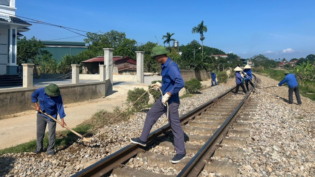 Cán bộ công nhân Công ty Cổ phần đường sắt Yên Lào vượt mọi khó khăn, khắc phục thiên tai. ds2.jpg
