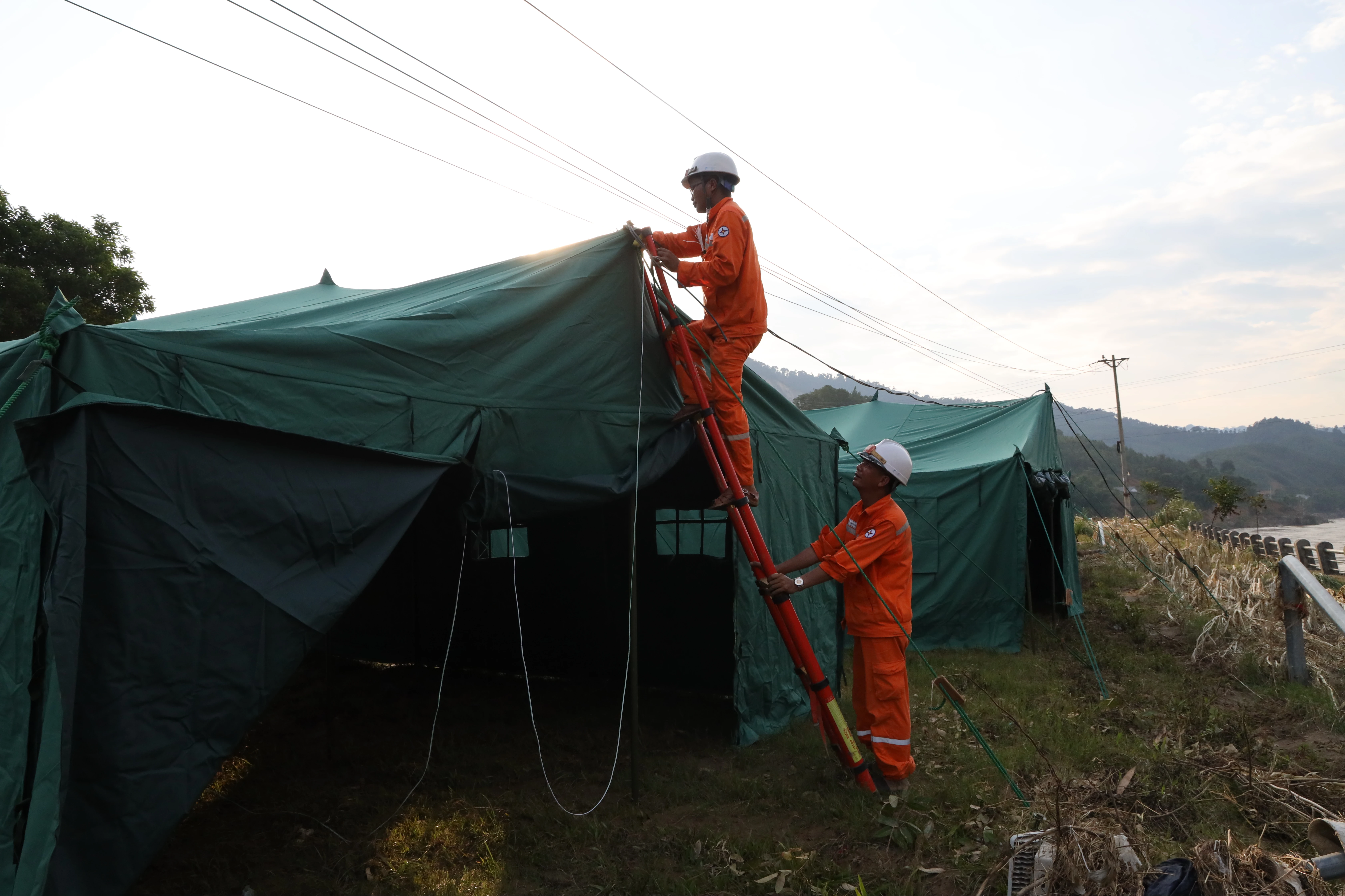 lắp điện chiếu sáng tại khu nhà dã chiến.JPG