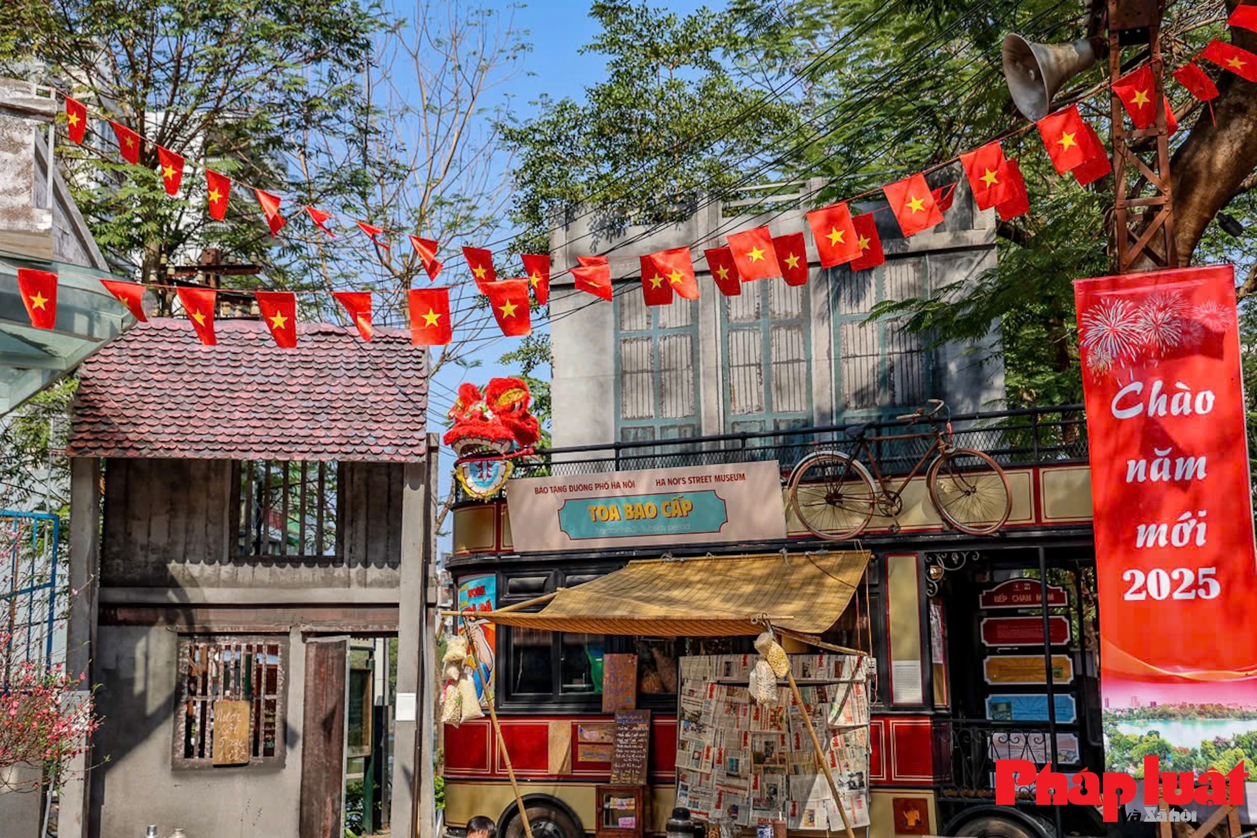 Quanh khu vực này sẽ có mô hình các toa tàu điện. Mỗi toa tàu mang một chủ đề ẩm thực của Hà Nội xưa, từ thóc – lúa – gạo đến bún – phở, bếp – chạn – mâm. Tất cả cũng được trang trí thêm màu sắc đậm vị Tết xưa.