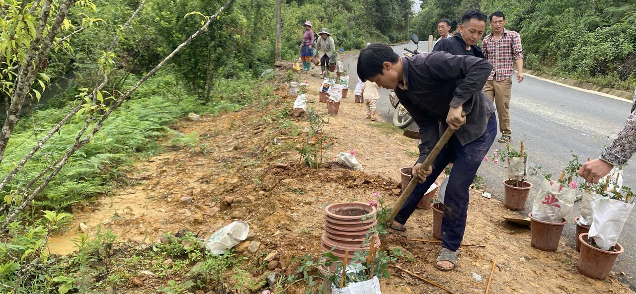 Người dân xã Lùng Phình tham gia trồng hoa cải tạo cảnh quan. ba-con-xa-lung-phinh-tham-gia-trong-hoa-cai-tao-canh-quanjpg-2.jpg