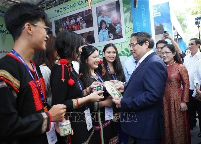 Thủ tướng Phạm Minh Chính tham quan sản phẩm khởi nghiệp của học sinh, sinh viên.