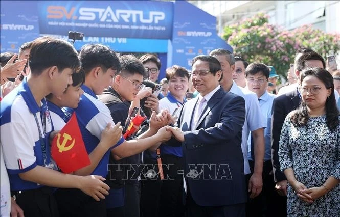 Thủ tướng Phạm Minh Chính với học sinh, sinh viên tham dự Ngày hội Khởi nghiệp quốc gia của học sinh, sinh viên lần thứ VII.