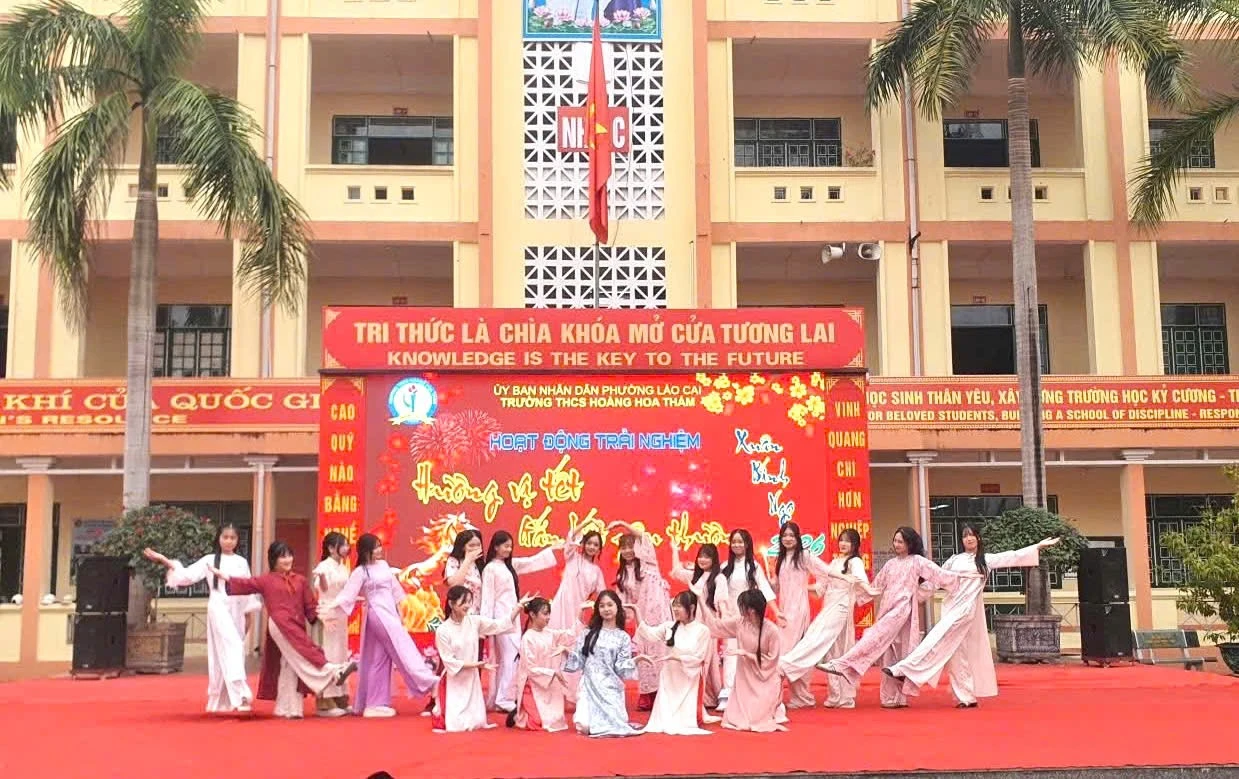 anh-2-tiet-muc-van-nghe-mung-dang-mung-xuan-do-hoc-sinh-nha-truong-bieu-dien.jpg
