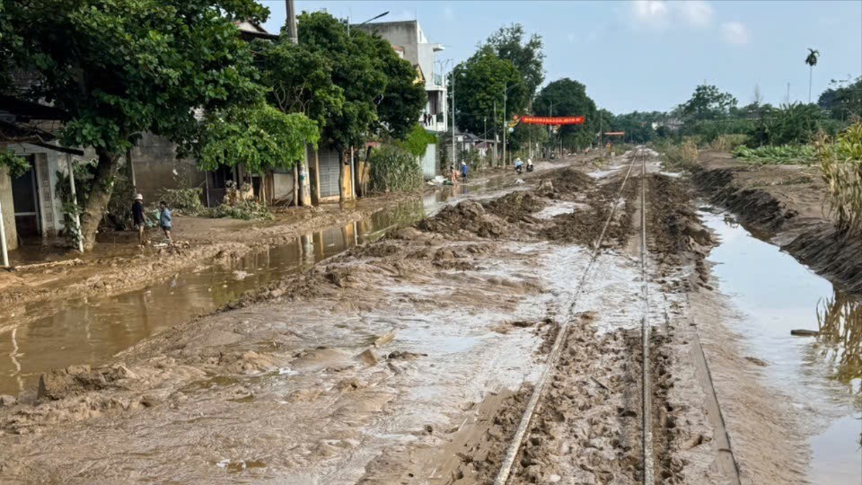 22,4 km đường ray bị ngập nước, để lại bùn đất. ds3.jpg