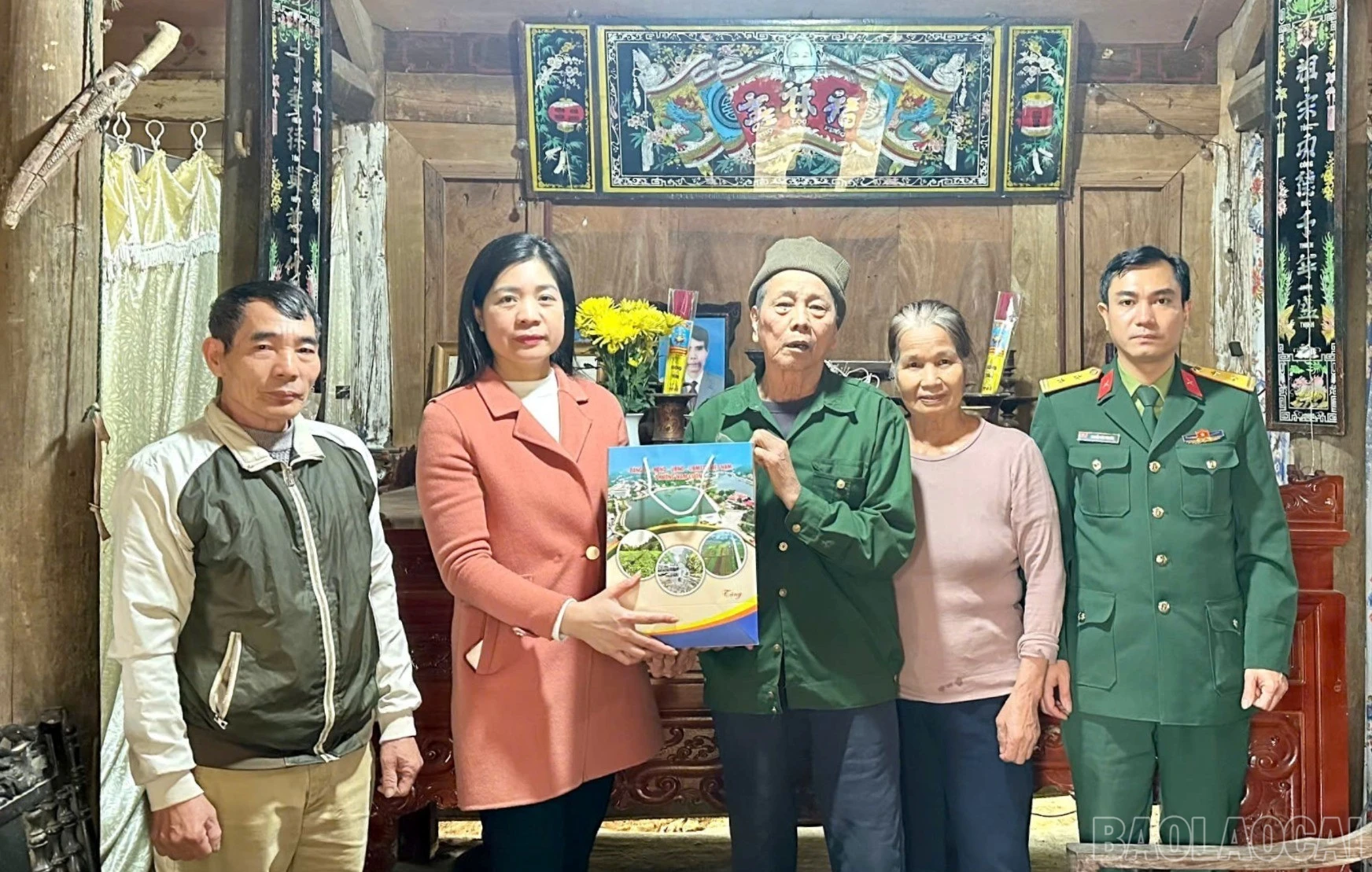 baolaocai-br_br-lanh-dao-phuong-nam-cuong-tang-qua-tet-nguoi-co-cong-anh-thanh-nghi-4.jpg