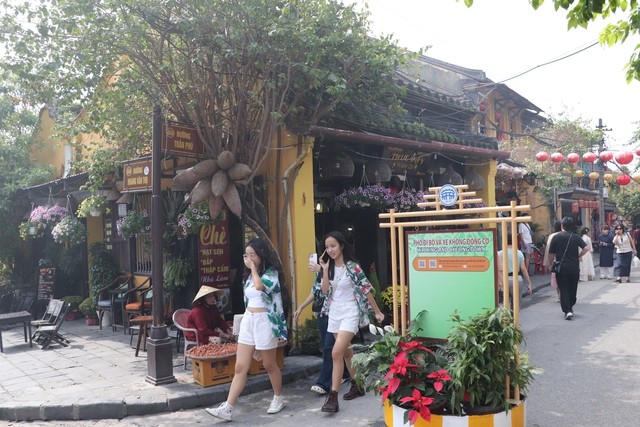 Đây là tuyến đường không động cơ. Chỉ dành cho người đi bộ, xe đạp, xích lô. Xe máy và một số loại xe có động cơ chỉ được vào tuyến phố trong khoảng thời gian buổi trưa để phục vụ người dân trong khu phố cổ. Đây là tuyến đường không động cơ. Chỉ dành cho người đi bộ, xe đạp, xích lô. Xe máy và một số loại xe có động cơ chỉ được vào tuyến phố trong khoảng thời gian buổi trưa để phục vụ người dân trong khu phố cổ.