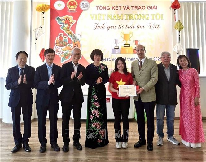 Đại sứ Bùi Lê Thái trao giải cho tác giả. Đại sứ Bùi Lê Thái trao giải cho tác giả.